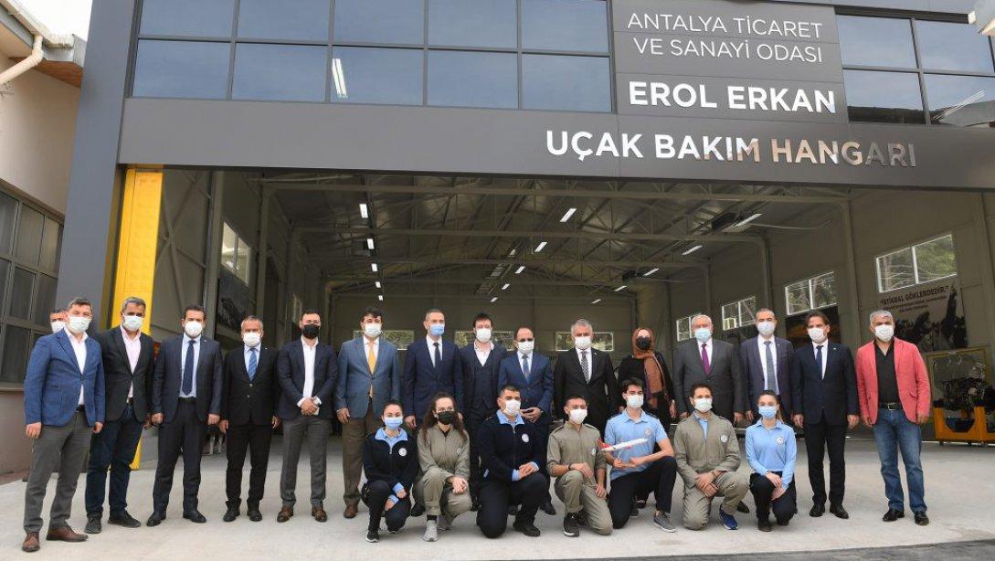 Antalya Valimiz Sayın Ersin Yazıcı, Aksu İlçesinde ATSO tarafından yapılan Aksu Meslek Lisesi Uçak Hangarı devir teslim törenine katıldı.