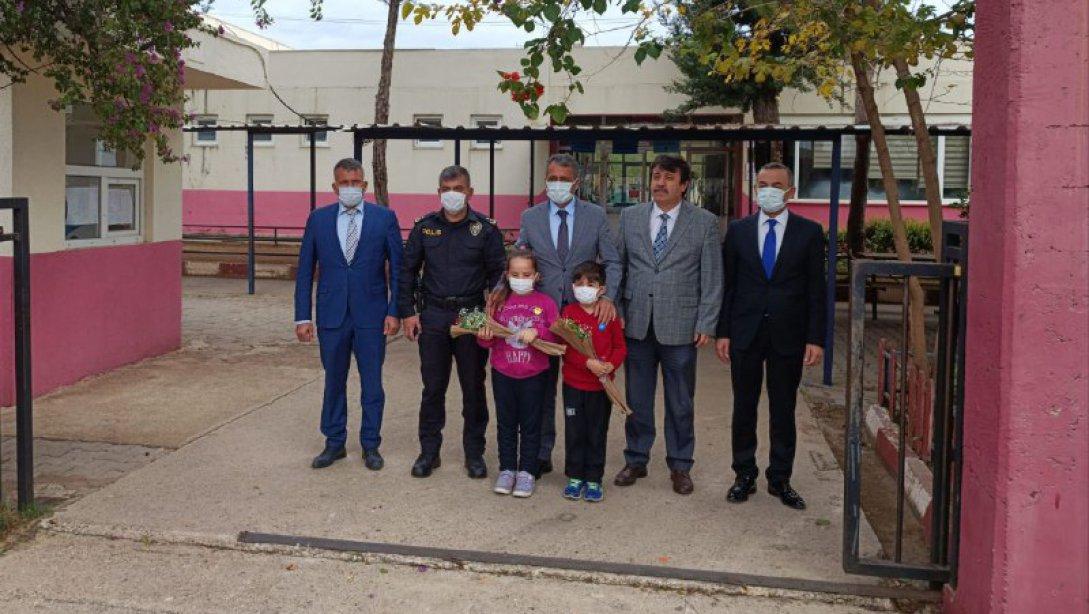 Aksu Kaymakamımız Sayın Ahmet Hikmet Şahin Cihadiye İlkokulu ve Cihadiye Ortaokulu Müdürlüklerini ziyaret etti.
