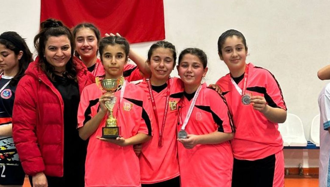 Celal Sönmez Ortaokulu Yıldız Kızlar Badminton Takımı Antalya İkincisi