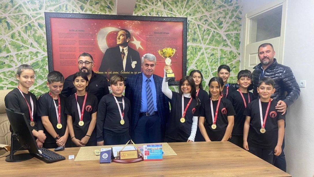 İl Birincisi Pınarlı Cumhuriyet Ortaokulu Halk Oyunları Ekibi'nin Müdürlüğümüzü Ziyareti