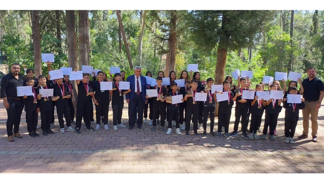 Türkiye 4.sü Pınarlı Cumhuriyet Ortaokulu Halk Oyunları Ekibinin Müdürlüğümüzü Ziyareti