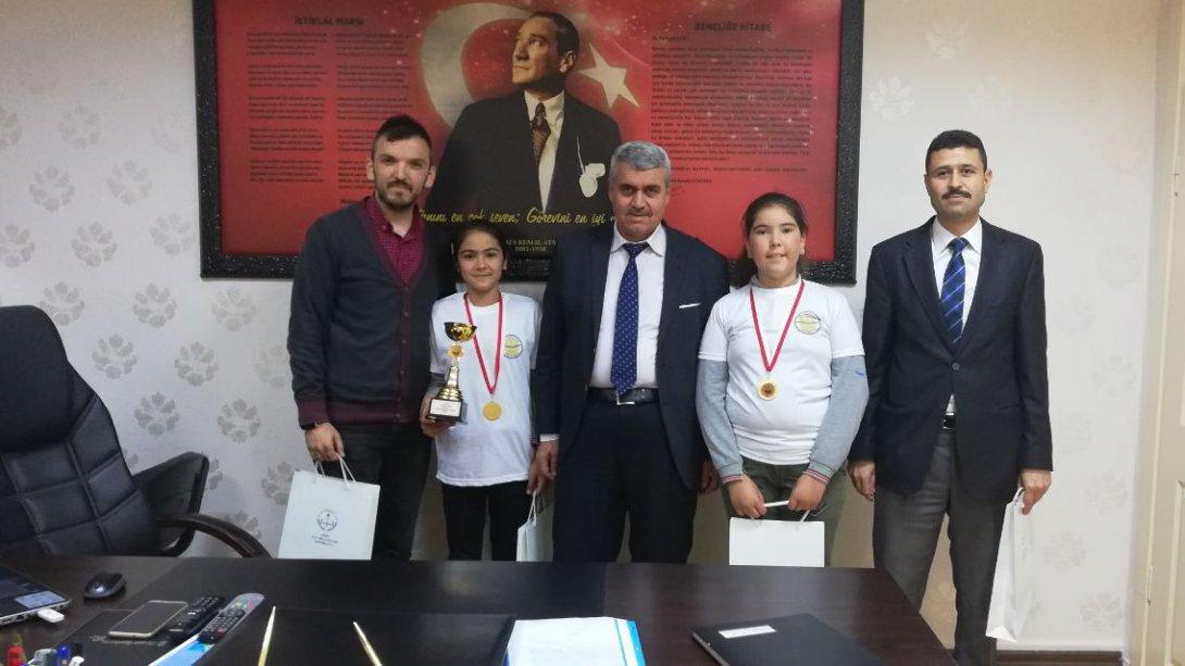 Ortaokullar Arası Ulusal "Oyunumu Kodluyorum" Yarışmasında Türkiye 2.si Olan öğrencilerimiz İlçe Milli Eğitim Müdürümüzü Ziyaret Ettiler.
