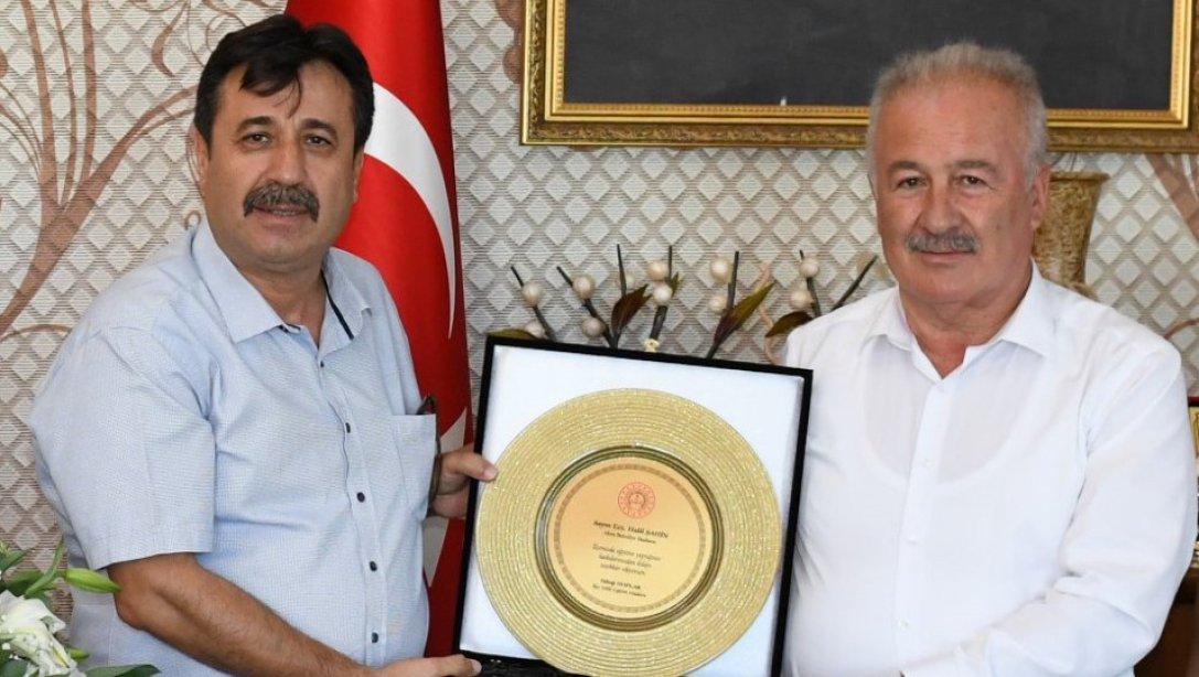 İlçe Milli Eğitim Müdürümüz Yakup Hoplar, Aksu Belediye Başkanı Halil Şahin'i ziyaret etti.