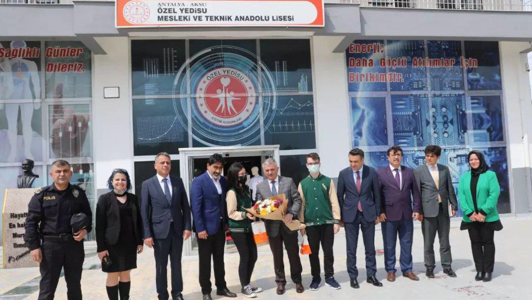 Antalya Valimiz Sayın Ersin Yazıcı; Özel Yedisu Mesleki ve Teknik Anadolu Lisesi Müdürlüğünü ziyaret etti.