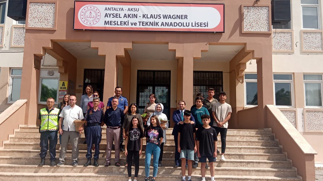 AHENK Projesi Sosyal Kültürel faaliyetler kapsamında Aksu Aysel Akın-Klaus Wagner Mesleki ve Teknik Anadolu lisesi, ilçe kurum müdürleri tarafından ziyaret edildi.